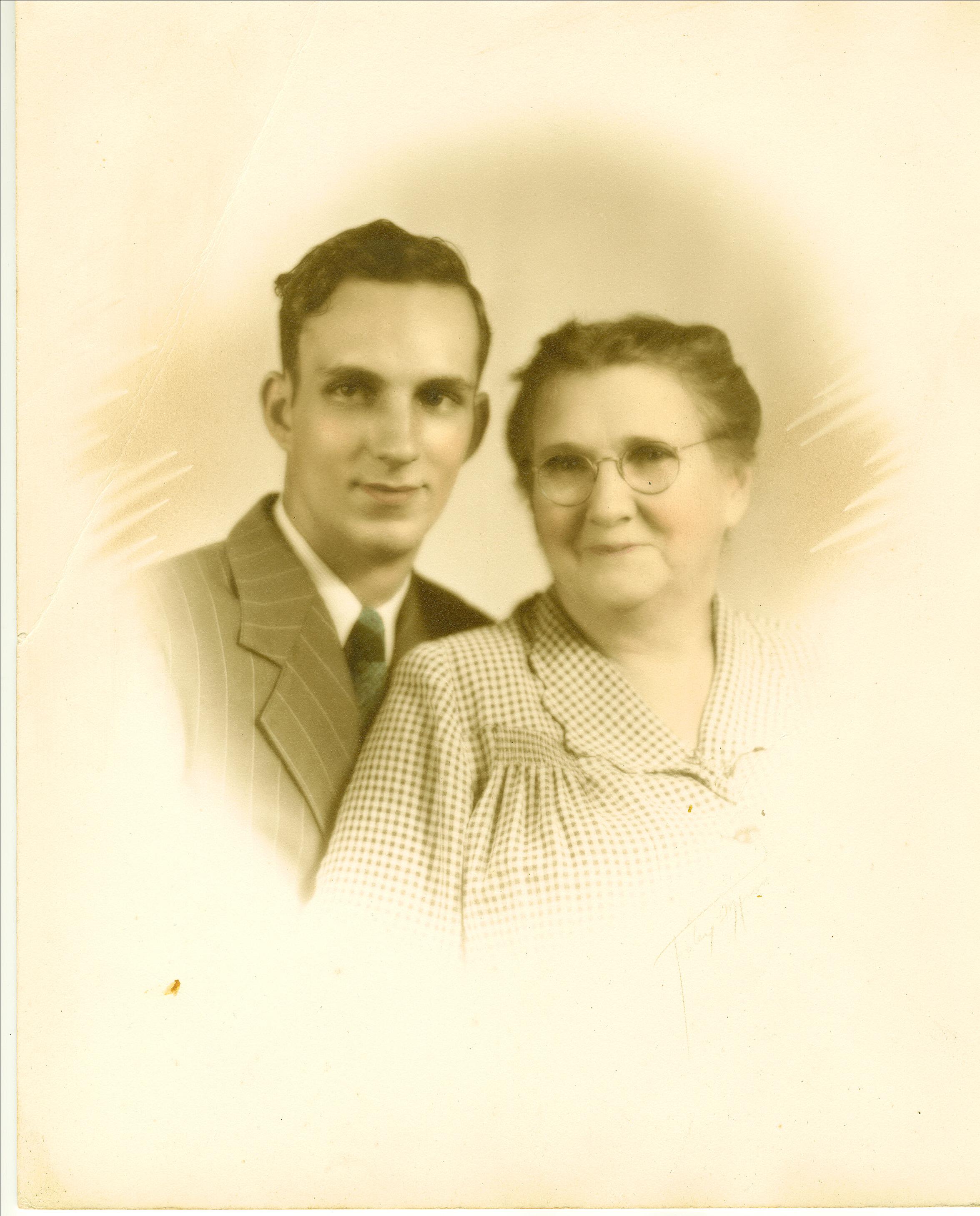 richardhinelyandgrandmamahinely.jpg