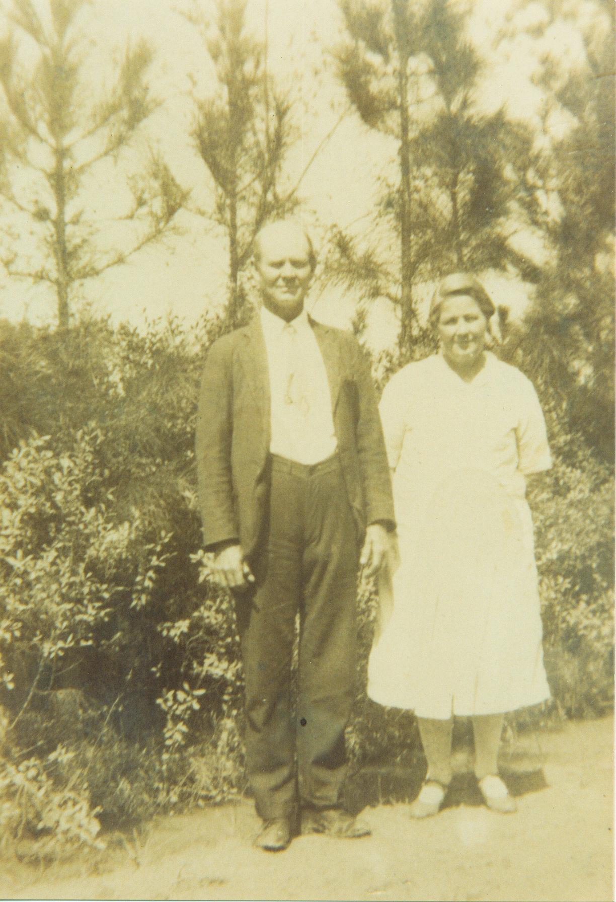unclemarkellisandauntclaraaround1930.jpg