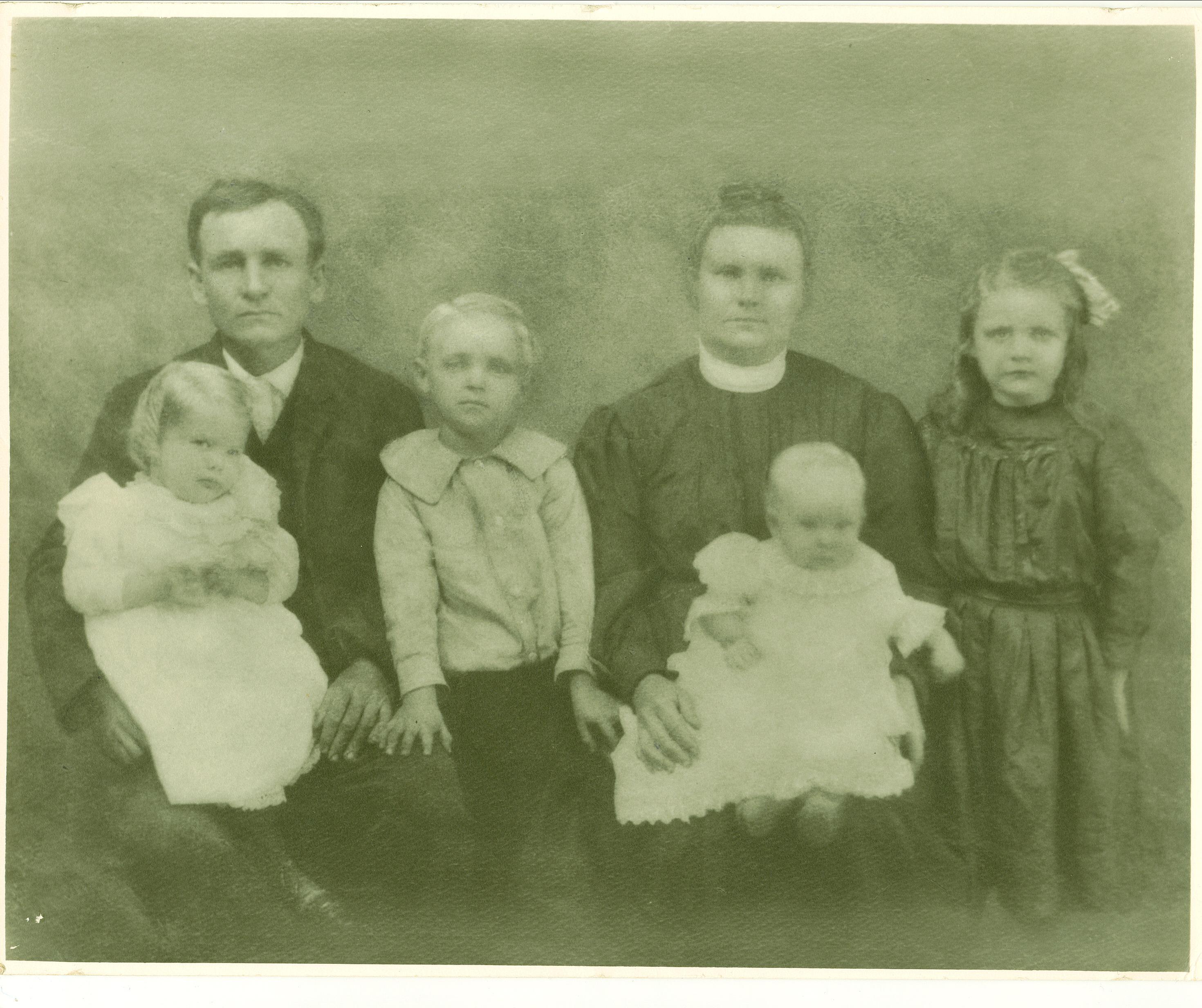 willisandmissourihandwithfourchildren.jpg